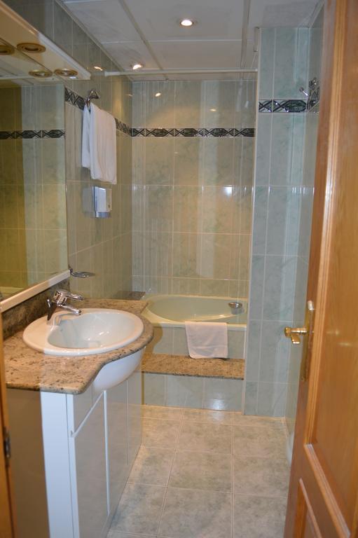 Hotel Don Pelayo Arbos Bagian luar foto