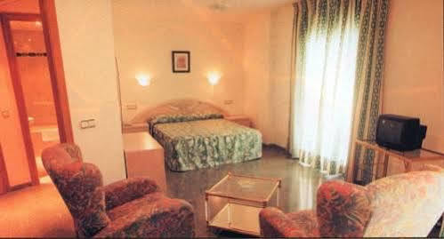 Hotel Don Pelayo Arbos Bagian luar foto